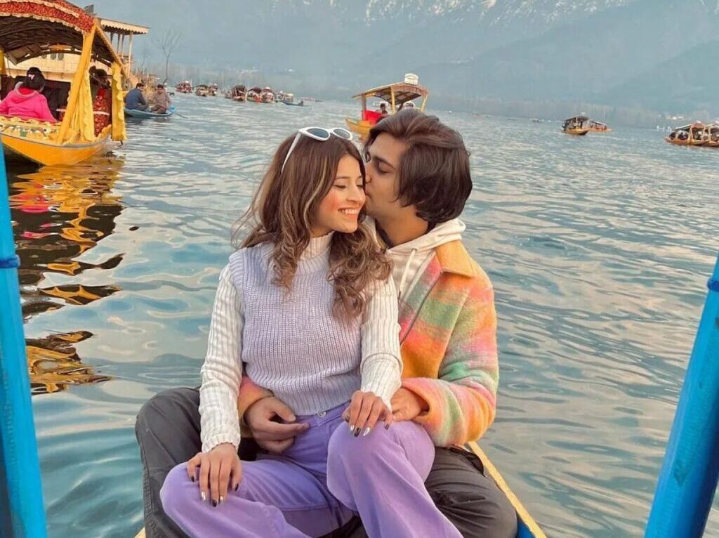 Romantic Kashmir Honeymoon Package For 5N/6D